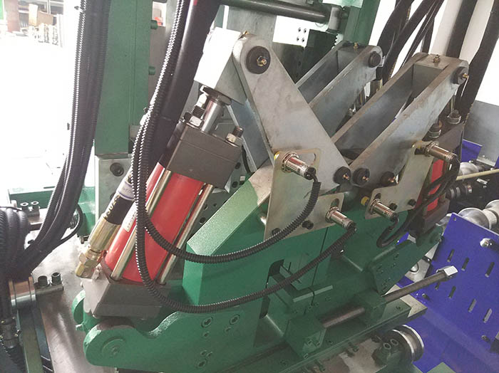  全自動C/Z型鋼一體機又叫C/Z互換壓型機,C、Z互換檁條機，是將C型機和Z型機合二為一的壓瓦機設備，為用戶提供的可通過PLC電腦控制在短時間內(nèi)實現(xiàn)C/Z兩種型號各種規(guī)格檁條互換生產(chǎn)的高自動化檁條成型設備。正創(chuàng)品牌全自動C、Z互換檁條機生產(chǎn)過程完全自動控制，換規(guī)格時無須更換成型輥，徹底改變了使用C、Z兩種不同設備分別加工C、Z型兩種不同檁條的歷史，為用戶節(jié)省了大量的投資成本與場地空間。    C/Z互換檁條機產(chǎn)品亮點： 1、生產(chǎn)的C型檁條平直度好，具有良好的抗壓抗彎能力； 2、生產(chǎn)的Z型檁條可反向搭接安裝，連接點安裝強度加大； 3、全自動電控系統(tǒng)設有報錯裝置，確保生產(chǎn)線的安全穩(wěn)定； 4、驅(qū)動采用減速電機加變頻控制，速度控制，定長、定位準確可靠； 5、可以輥壓CZ兩種不同型材，節(jié)約了用戶的購買成本和場地空間； 6、無須更換成型輥便可實現(xiàn)兩種型號型材的轉(zhuǎn)換，速度快、效率高。  正創(chuàng)C、Z互換檁條機由導向、矯平裝置、2臺液壓沖孔裝置、液壓切斷裝置、電控系統(tǒng)、液壓系統(tǒng)等組成。該設備通過三個減速機，經(jīng)鏈輪齒輪固定轉(zhuǎn)動固定軸，實現(xiàn)不同型號檁條的互換，可通過手工旋轉(zhuǎn)固定旋轉(zhuǎn)板來實現(xiàn)C/Z互換，檁條輸入的長度、縱向孔距、數(shù)量等參數(shù)，設備即可進行自動沖孔、切斷、成型。全自動C/Z型檁條機具有運行穩(wěn)定可靠，沖壓孔精密度高，產(chǎn)量高，為廣大用戶帶來使用的便捷。  選型建議： 正創(chuàng)全自動C/Z型鋼一體機整機外形美觀、生產(chǎn)效率高，生產(chǎn)速度達到20m/min，其他常規(guī)參數(shù)有：成型輥道數(shù)為12道、機組*大切斷寬度300mm、*大剪切厚度3mm，如有特殊需求，建議您隨時撥打正創(chuàng)服務熱線：138-6180-1880，公司專業(yè)技術(shù)人員將會根據(jù)您的要求提供給您*為滿意的答復。  全自動C Z型鋼參數(shù)：